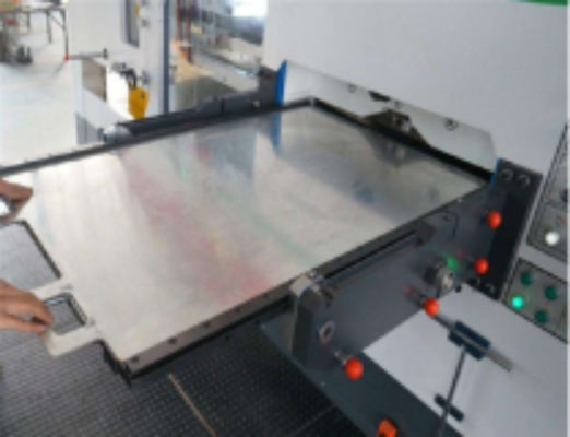 480 * 450 mm Min Μέγεθος χαρτιού CQT-1520 Αυτοματοποιημένη μηχανή κοπής με αποκόλληση και σπασμό