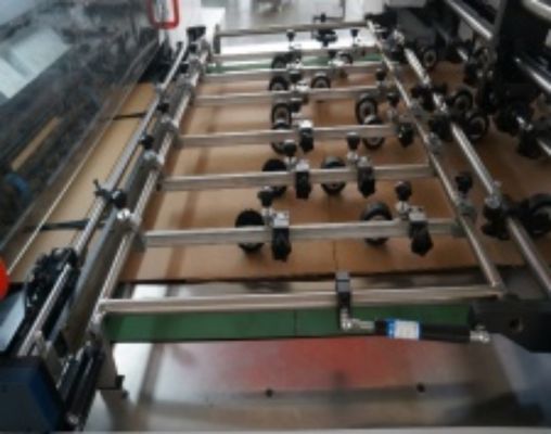 Πλήρης αυτόματη μηχανή πλέξης και κοπής πετσέτας με αποκόλληση